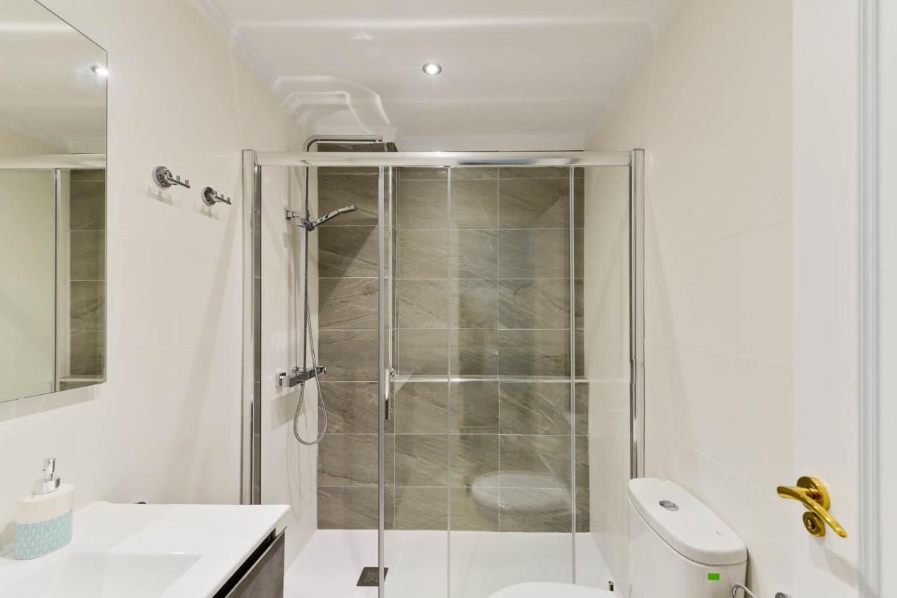 Refurbished 2-Bed Apartment Burriana Beach. Nerja Buitenkant foto