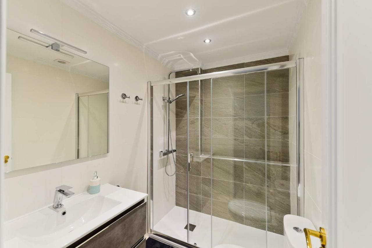 Refurbished 2-Bed Apartment Burriana Beach. Nerja Buitenkant foto