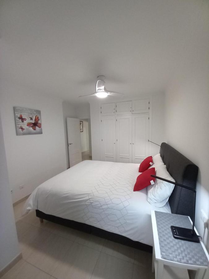 Refurbished 2-Bed Apartment Burriana Beach. Nerja Buitenkant foto