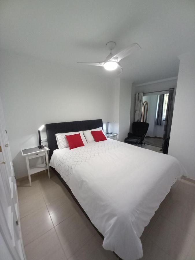 Refurbished 2-Bed Apartment Burriana Beach. Nerja Buitenkant foto